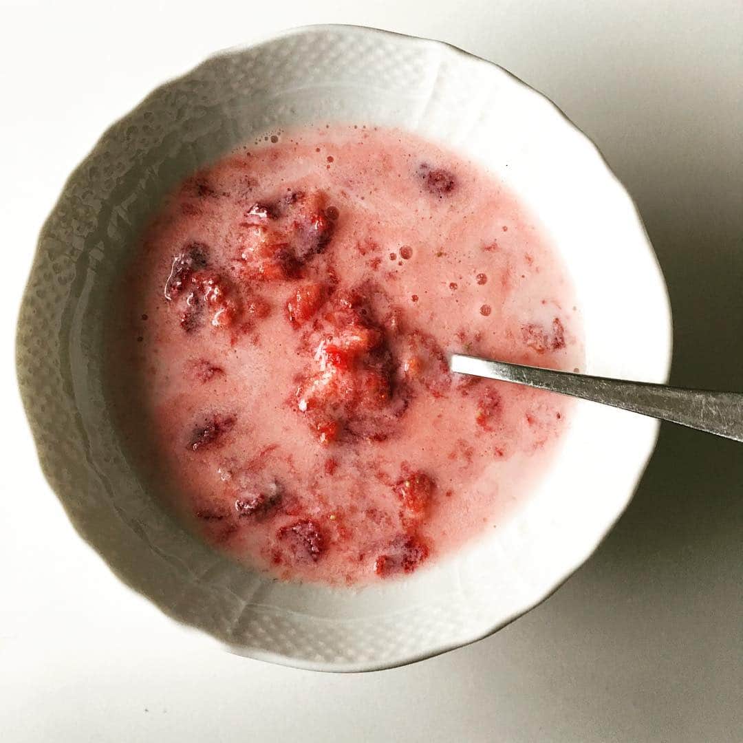 志摩有子さんのインスタグラム写真 - (志摩有子Instagram)「イチゴの日に張り切って買い込んだあまおうで苺ミルク。甘みはアガベシロップで。濃いめに作るとフルーチェみたいにフルフルに。幼い頃に愛用したイチゴ型のつぶつぶスプーンに想いを馳せる朝。 #苺ミルク #いちごみるく #イチゴミルク #あまおう #朝フルーツ」1月17日 11時08分 - ariko418