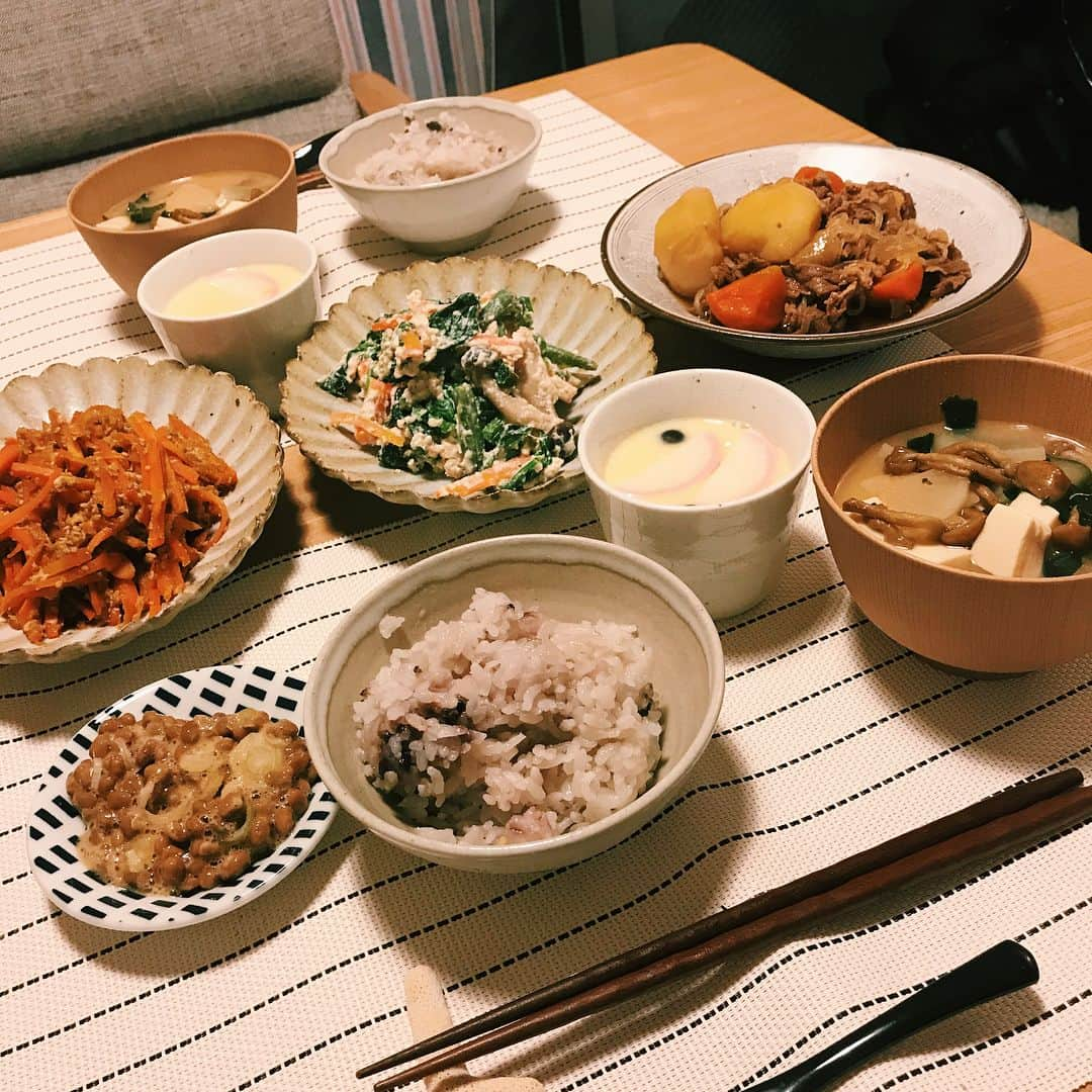 クロさんのインスタグラム写真 - (クロInstagram)「昨日の夜ご飯🍚 ＊肉じゃが ＊ほうれん草白和え ＊ニンジンしりしり ＊茶碗蒸し ＊ナメコ豆腐ワカメお味噌汁 ＊十六穀米 ＊納豆  食べたーーーーーー！肉じゃがって本当美味しい。 醤油、みりん、砂糖、酒の出番の多さよ🧝🏽‍♂️ 詳しくは、器のことブログに書きました〜✍🏽💋💋. . #クロリサ的自炊 #和食ご飯 #お家ご飯 #instagood #instalike #cooking #instacooking #クッキングラム」1月17日 11時31分 - kuro_risa