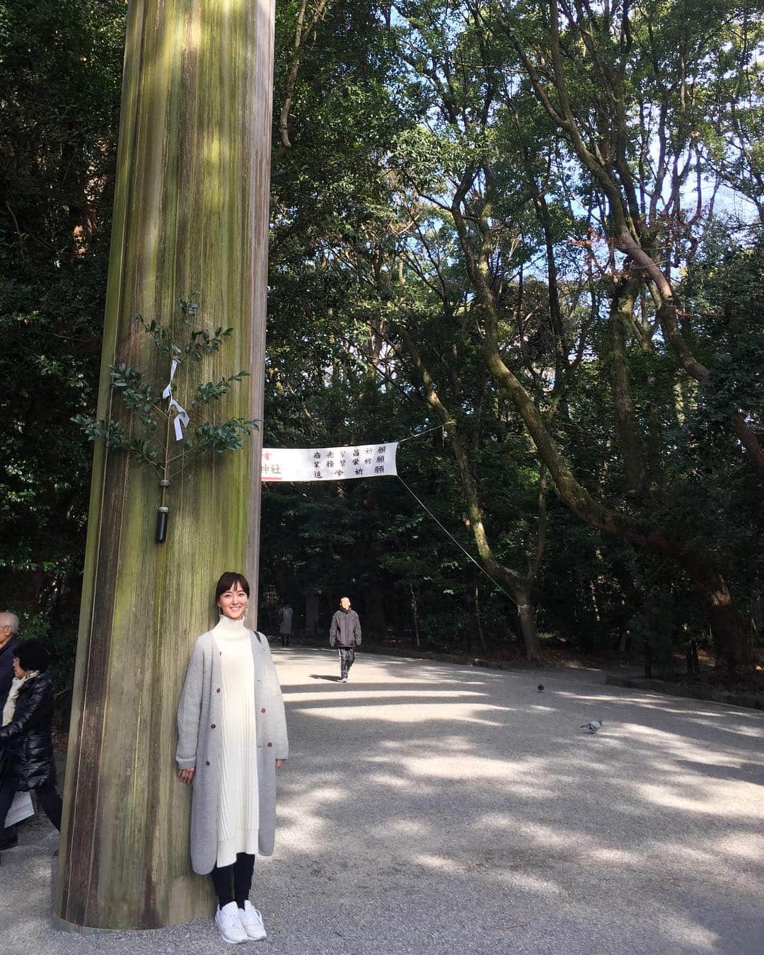 東麻美さんのインスタグラム写真 - (東麻美Instagram)「熱田神宮へ⛩ お宮参りが熱田さんというご縁で、昨年の春何十年振りにようやく訪れることが出来ました。 2018年、新年のご挨拶に✨🐕 とても気持ちのいい場所です。  #熱田神宮 #正門#鳥居 #名古屋#love」1月17日 12時21分 - asamihigashi