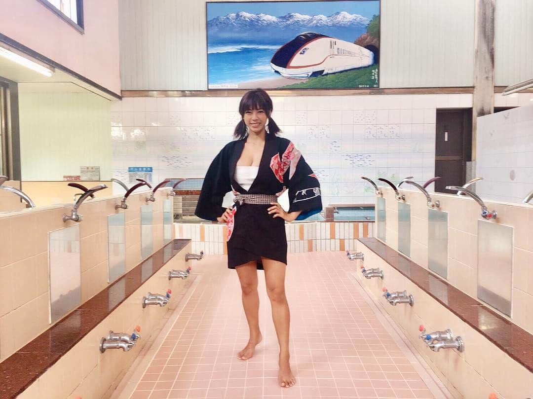 わちみなみのインスタグラム：「今日はわたしのファーストDVDの発売日です📀 . 20日には発売記念イベントもあります(*^▽^*) . 是非来てね🧡 . 普段のグラビアと違ってこんな昭和チックなシーンもあるよ🏡 . Tarzanの投票が今日までです(*^▽^*)是非応援お願いします⭐️🔥 . #銭湯 #昭和 #わちみなみ #Tarzan」