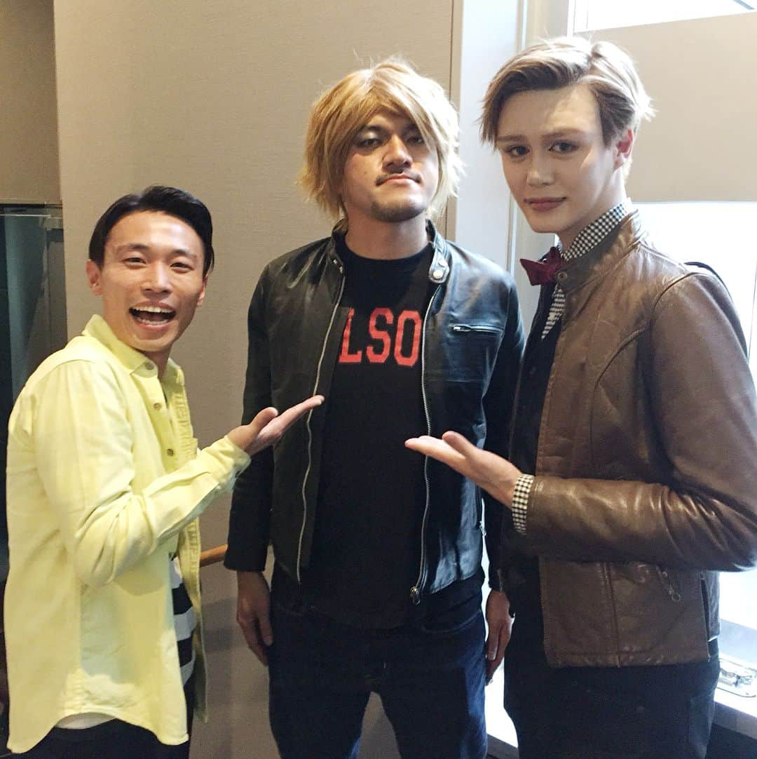 Mattのインスタグラム：「・ 【マクガイバー DVD発売PRイベント】 に @lucastill の格好で参加させていただきました♥️ @macgyvercbs  カミナリさんありがとうございました💅🏻✨ 楽しかったなぁ🐾 明日のスッキリ！で イベントの様子が放送される予定です🌈 お楽しみに🥂 マクガイバー面白いからみんな見てね🍀 ドラマなのに映画のようなスケール感🦋 ・ #マクガイバー #macgyver #lucastill #カミナリ #matt」