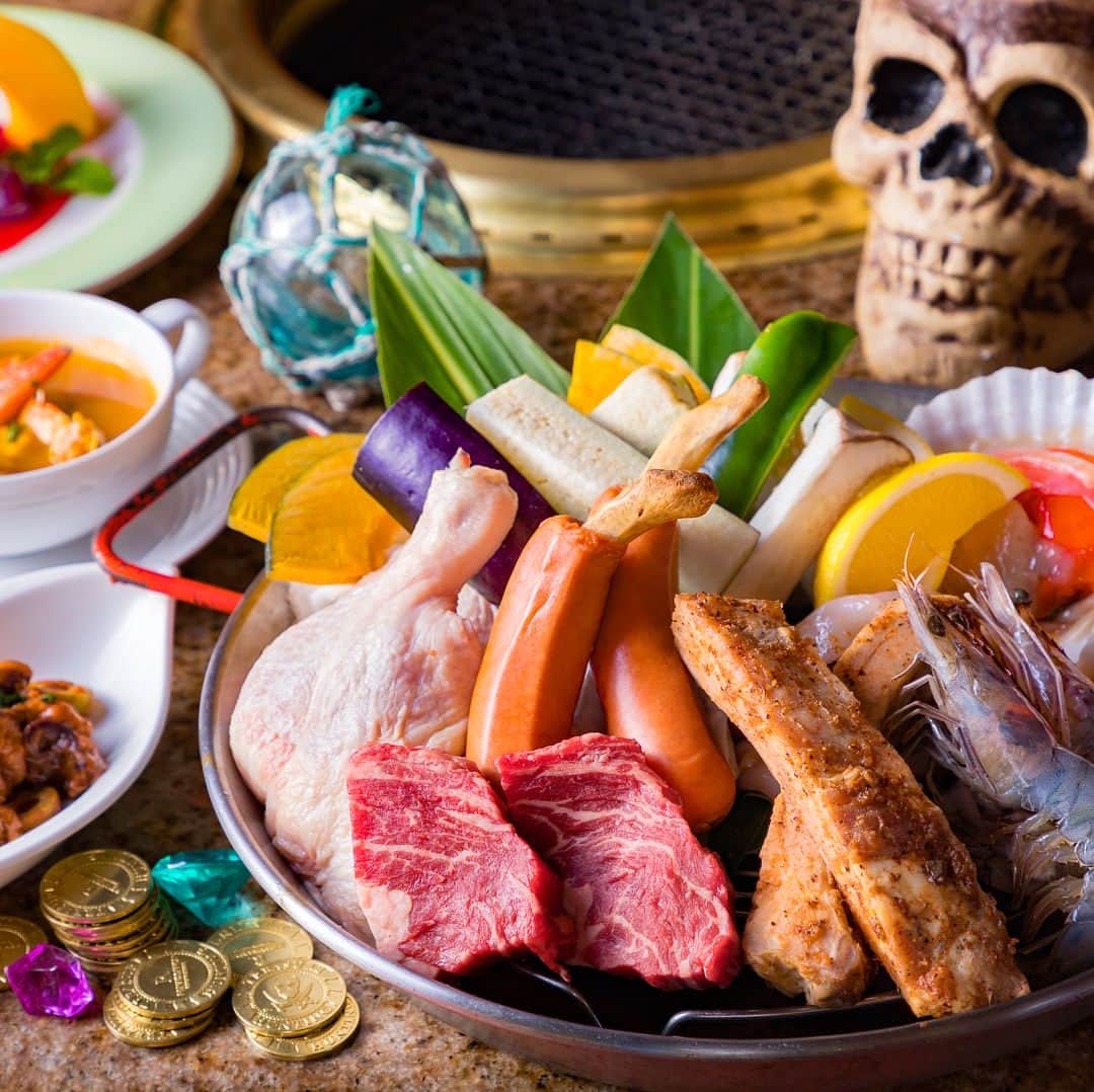 【公式】ルネッサンスリゾートオキナワのインスタグラム：「海賊気分でわくわく♪パイレーツBBQ 【コーラルシービュー】  #海賊#パイレーツ#バーベキュー#ルネッサンスリゾートオキナワ#pirates#BBQ#renaissanceokinawaresort#☠️」