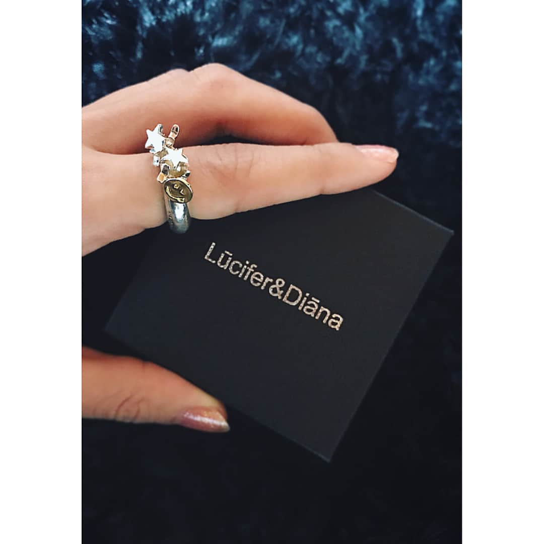 のインスタグラム：「🌟⭐️🌟＋😋＝💍L&D . 私の友達がデザインしているアクセサリーブランド『LUCIFER & DIANA』☪️ たくさんの星とスマイル😍♥️可愛い〜！！💍 #luciferanddiana #LD #star #smile #moon #accessory #ring #unisex #fasion #💍 #指輪 #リング #星 #アクセサリー #ルシファーアンドディアーナ」