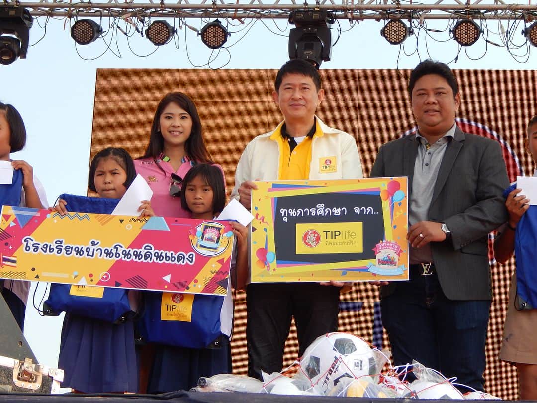ポーナノン・ファトラムのインスタグラム：「ธนาคารออมสินและบริษัททิพยประกันชีวิต จัดงานใหญ่ CSR ณ สวนน้ำโปรแหวน และร่วมกันแจกทุนการศึกษา200ทุนให้แก่เด็กๆนักเรียน #คืนความสุขให้ชุมชน😃」