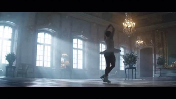 イザベル・オルソンのインスタグラム：「Saknar ni mig på isen? Slå på tv’n och håll utkik efter den nya Comhem reklamen! Där jag åker i ett slott! 🙌🏼 Och tillsammans med @olivnyberg som Queen E! 😍」
