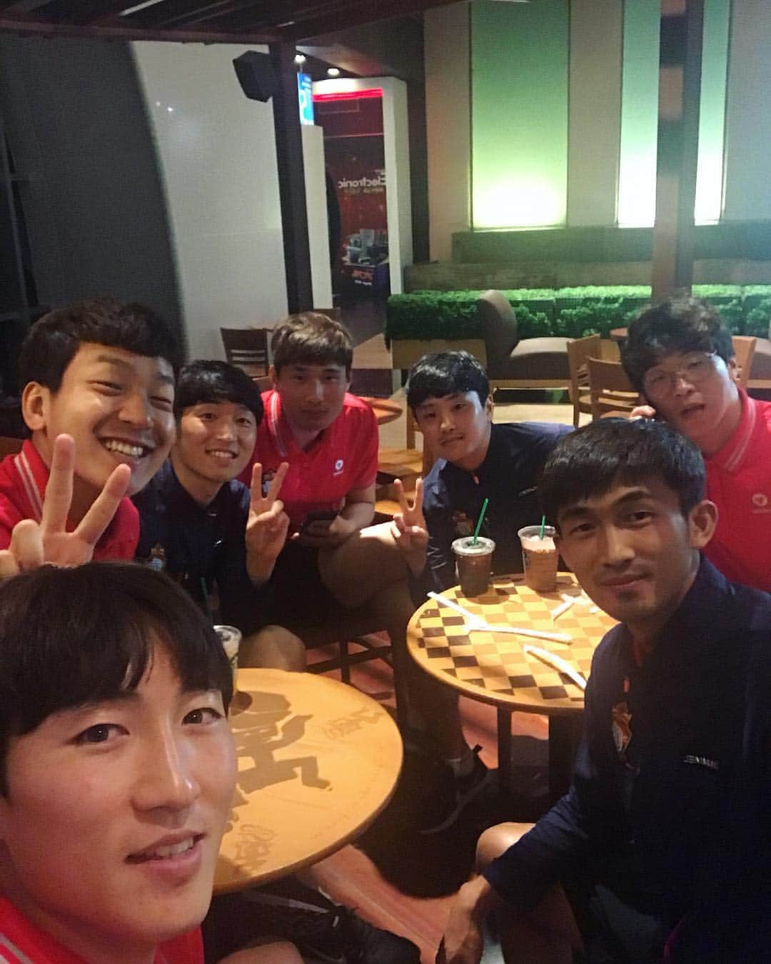 キム・ヒョヌンのインスタグラム：「우리 또래 회식 힘들어도 화이팅하자! #유부남 #총각 #힘내자」