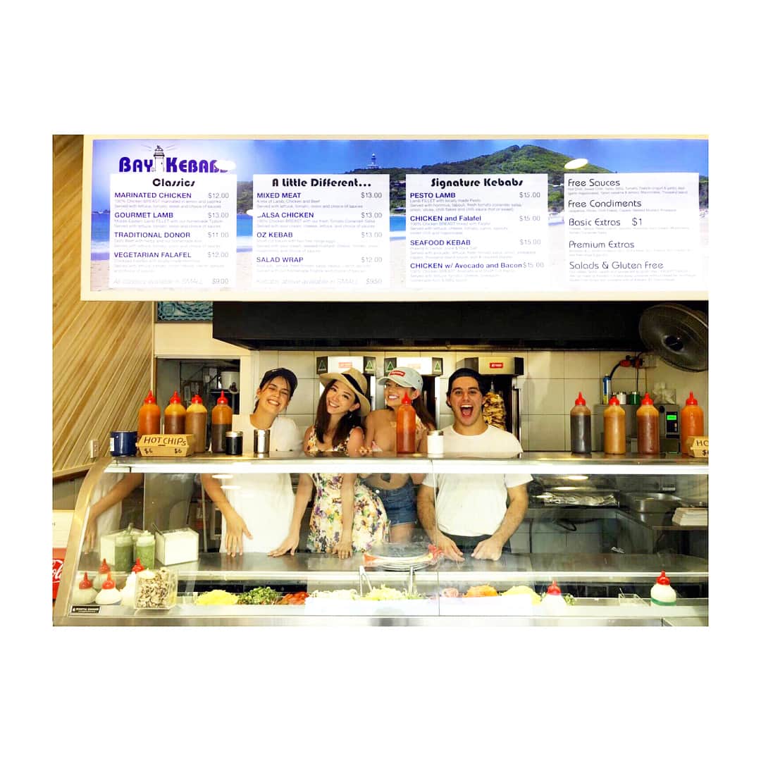 山崎みどりさんのインスタグラム写真 - (山崎みどりInstagram)「オーストラリアのバイロンベイで大人気のBAY KEBABUSでケバブ🥙を食べてたら お客さんの注文が少し落ち着いた時に、店員さんが『厨房入って写真撮っていいよー👍🏻』って声かけてくれたからお言葉に甘えて記念撮影📷❗️ ・  これはレアな体験！ ・  @baykebabs のスタッフの方々ありがとう！ ・  ボリュームあってすっごく美味しかった🥙💕💕 ・  #オーストラリア #🇦🇺 #バイロンベイ #baybyron #ケバブ #🥙 #baybyronfood #goldcoasttoday #ボリュームあり #お腹いっぱい #最高に美味しい  #instagood #photooftheday #picoftheday #instadaily  #surfersparadisebeach #yammy #オーストラリア最東端 #オーストラリア旅行 #🇦🇺 #summer #オーストラリア旅行 #1番東 #最東端 #景色綺麗 #capebyron #wategosbeach #kebab #thankyou #thx」1月18日 0時14分 - midori_yamasaki_