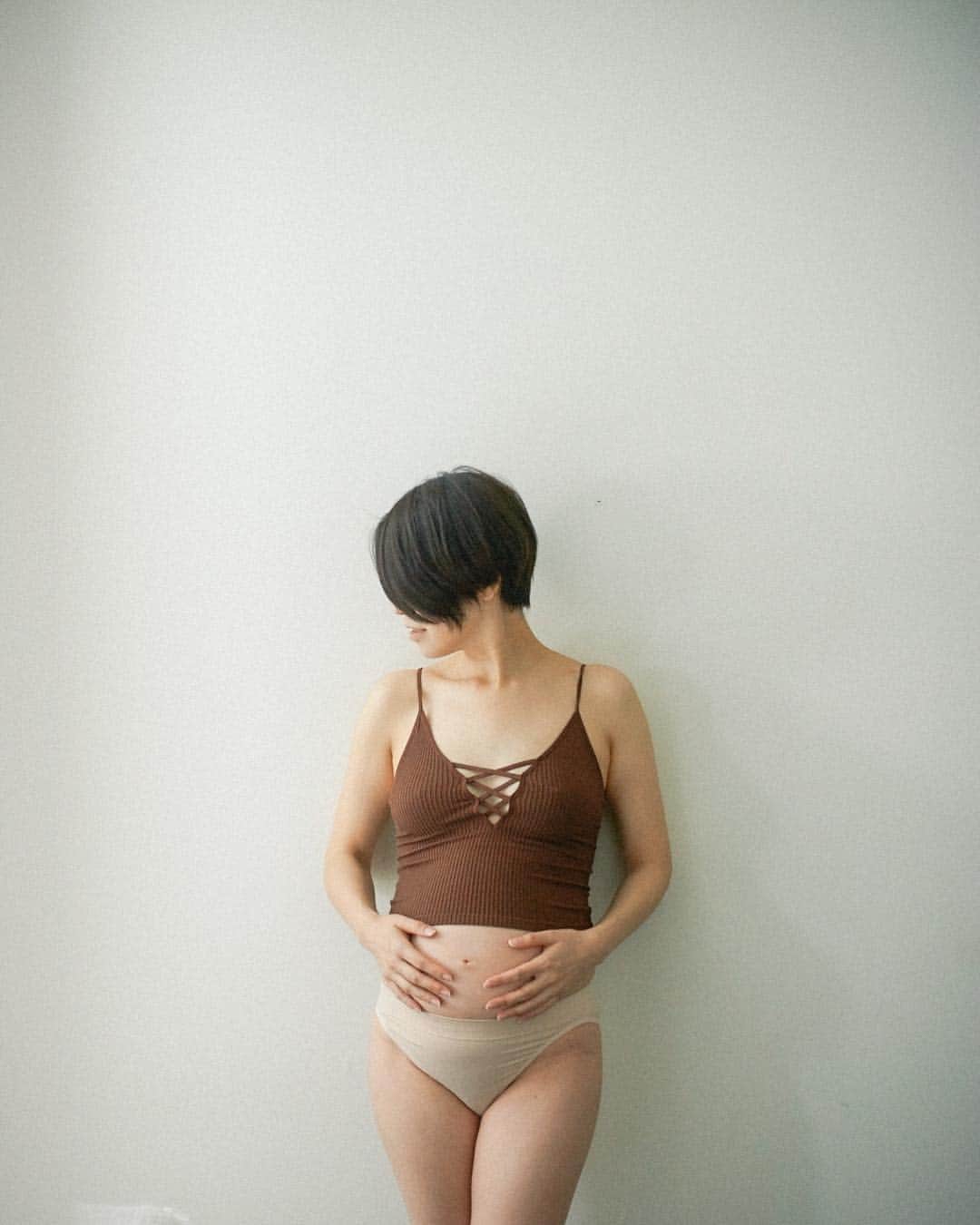 花盛友里のインスタグラム：「妊婦さんってほんとに可愛い♡ お部屋の中で白い壁を見つけて、お気に入りの下着をつけて、立つだけ。 それだけでいいから是非自分の今の姿、残してあげて。 今後それをみるのが自分だけだったとしても、何年後、何十年後、こんなことあったなぁ、若かったな、不安だったな、あの時の子はもうこんなに大きくなったのか、って、生まれてからの写真じゃ感じられないいろんなことを思い出せるはず。 一人目のマタニティは特にきっと、特別♡ 子供と一緒に成長した母としての自分。 母になる前の自分。 夫婦だけだった頃のこと。 写真ってそれだけで色々思い出せるから他のどんなものよりも素晴らしいって思う。 携帯の写メでいい、残すのが大事♡ . . #朝から語る #マタニティ #maternity #love #baby #hanamorimaternity」
