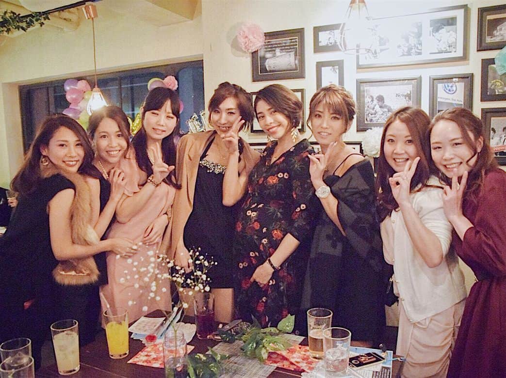 齋藤美波のインスタグラム：「✴︎ 元祖にゃにゃ隊🐈❤️ ☝︎今この歳でこの名前を口に出すの恥ずかしい。笑 #県立川崎高校#県川 #卒業生#OG #にゃにゃ隊 #落ち着きました #みんなママになりました #でも会話は変わらない ・ あー楽しかった🤩 ・ ・ #地元#友達#高校生#同級生#川崎#ギャル#ヤマンバ#汚い#12年前#大人#落ち着いた#hightschool#friends#og#good#weddingparty」