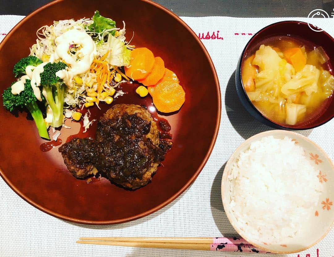 ヒラヤマンのインスタグラム：「きのうの夜ごはん。結構がんばった！ #ハンバーグ #ソースから作った #グラッセ #ポトフ」