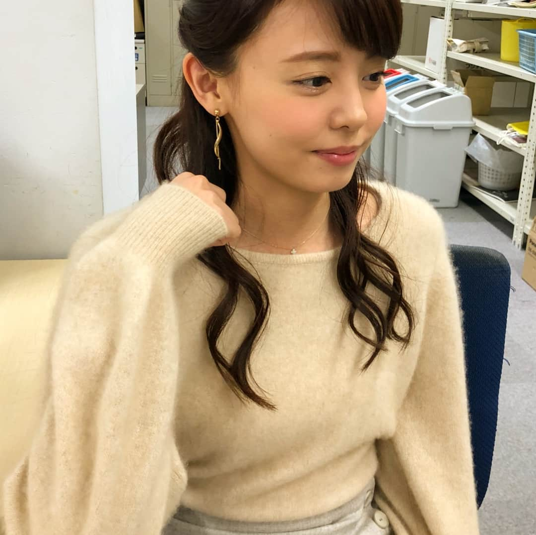 宮澤智さんのインスタグラム写真 - (宮澤智Instagram)「★ 今日のアクアの衣装 肌触りが良くて着てると気持ちのいいセーターと ゴールドのピアスのデザイン とても好みでした☺️✨ #めざましアクア #衣装」1月18日 11時02分 - tomo.miyazawa