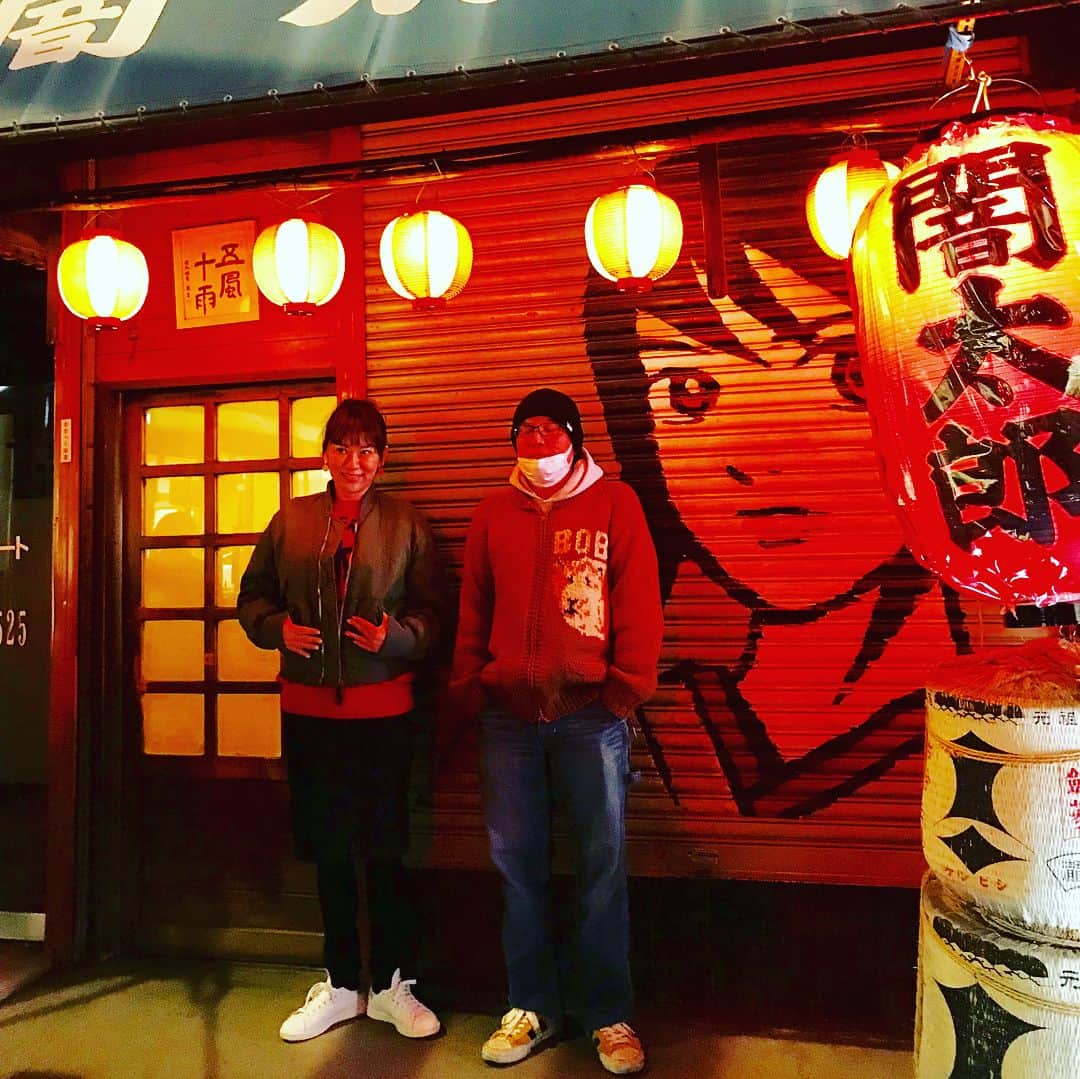 鈴木砂羽さんのインスタグラム写真 - (鈴木砂羽Instagram)「今日は江口寿史先生（@egutihisasi）と、とある取材で吉祥寺探訪。 先生の出没スポットをたくさん教えていただきました。 居酒屋「闇太郎」は五年くらい前に一度連れて行ってもらった以来。 当時ご一緒した、なだぎ武さんと漫画に出てくるあの酒場に行けるなんて！と感動したものです。  先生の前で大好きなひばりくんを大胆不敵にも描くワタシ。 しかしご本人目の前で描くなんて緊張し過ぎます！！ 先生にもワタシのへなちょこ漫画のキャラクター「ボンちゃん」を描いていただきました！可愛すぎるヽ(´▽｀)/ まだ全貌は明らかにできませんが、いづれ皆さまにもお見せします！ お楽しみに？！😉 いやぁ、大好きな先生とこんな日が来るなんてなぁ、、、。 感無量な一日でした。。。 #吉祥寺 #江口寿史 先生 #闇太郎 #ストップひばりくん #いよぉボンちゃんz」1月18日 22時45分 - bombon_sawa