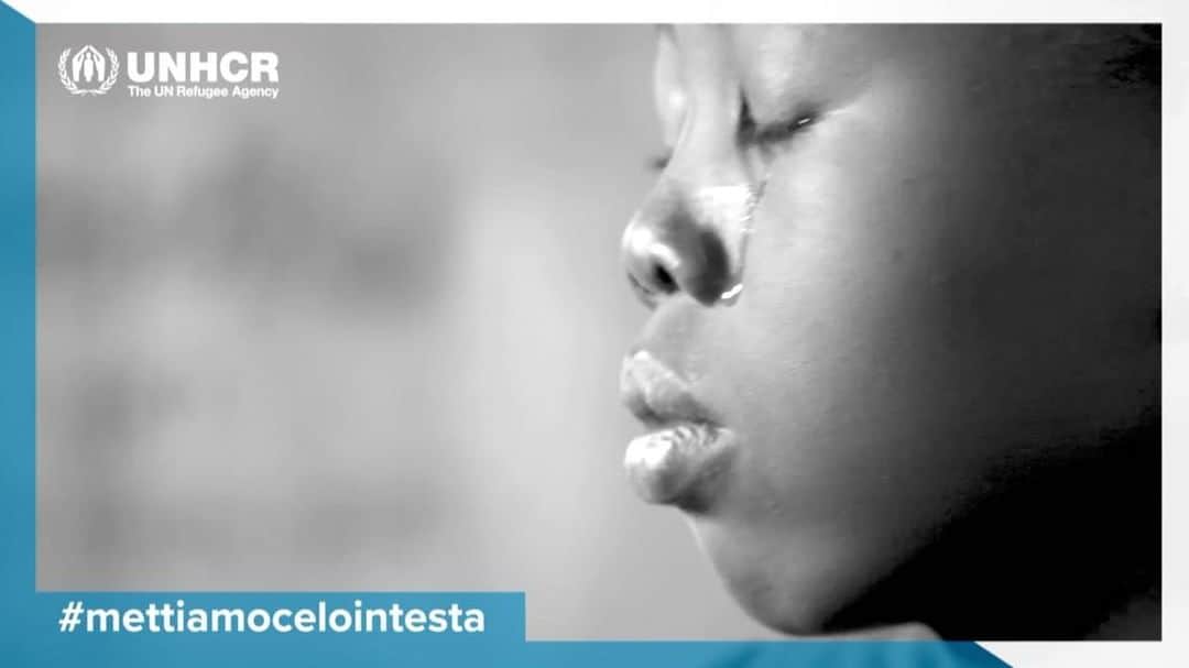 アンドレア・バルツァッリのインスタグラム：「3 milioni e mezzo di bambini rifugiati non vanno a scuola. Proprio a scuola sarebbero al riparo dal rischio di violenze e abusi. Aiutando @unhcr_italia possiamo dare a un bimbo rifugiato la possibilità di andare a scuola e un futuro migliore. Dona al 45516 #mettiamocelointesta」
