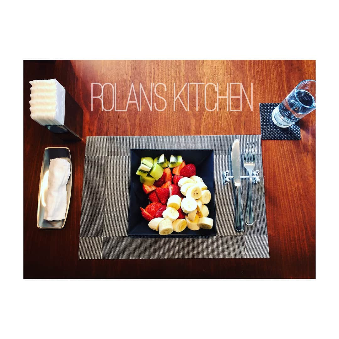 ROLANDさんのインスタグラム写真 - (ROLANDInstagram)「- - 久しぶりのろーらんずkitchen。 - 朝食のフルーツ。 そして ビスク鍋。 - スケジュールが比較的緩い日はのんびり散歩からの料理ってのも悪くないです。 - #ろーらんずkitchen #ビスク鍋」1月18日 17時13分 - roland_0fficial