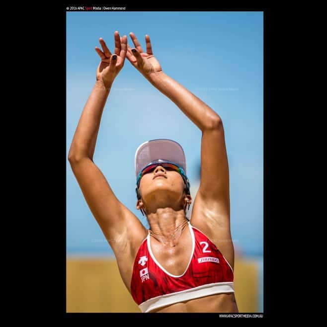 溝江明香さんのインスタグラム写真 - (溝江明香Instagram)「毎日の積み重ねが大切。 有言実行していこう！ . この写真はなんのプレーをしてる瞬間かわかるかな。これだけ見ると不思議な格好🙃 📷: @apacsportmedia 🙏🏾🧡 #beachvolleyball #ビーチバレーボール #stepbystep #有言実行 #人生本気 #本気出して生きる #筋肉女子」1月18日 23時05分 - sayakamizoe