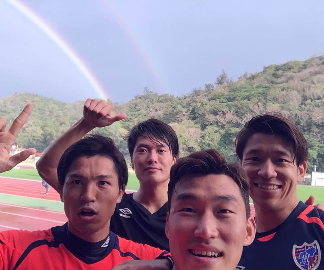 山田将之のインスタグラム：「充実🙆‍♂️🙆‍♂️ 残りも頑張ろう！！.... #fctokyo #沖縄キャンプ #No22 #今日はオフ #ボート楽しかった #TRはもちろん #遊びも全力で #噂の三人組 #いい先輩に感謝」