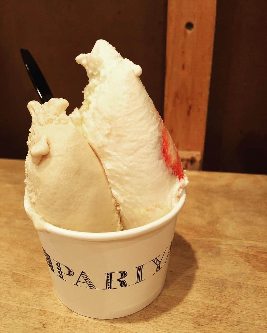 のインスタグラム：「Relaxing time after practice 😋 ・ ・ #練習後 の #ジェラート 🍨 #身体と心に染み渡る ・ ・ ・ #yukoandyurikapianoduo #yukoandyurika #pianoduou #classicalmusic #classic #piano #pianoduo #pariya #aoyama #gelato #yum #relaxing #ピアノ #ピアノデュオ #ピアノデュオユー #パリヤ #ミルクティー味とストロベリーショートケーキ味 #最高 #エンジンためて #また頑張ろう」