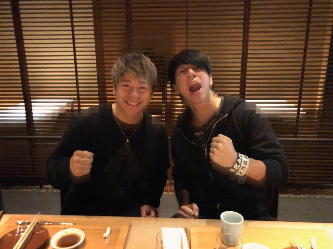 武尊さんのインスタグラム写真 - (武尊Instagram)「‪今日は細美武士さんとご飯🍚‬ ‪初めてゆっくり2人でお話させて頂いたのですが‬ ‪歳下の僕に本気で向き合ってくれて‬ ‪包み隠さない言葉で時間が足りないくらい 色んなお話させて頂きました。‬ ‪悩んでたことも吹っ飛んだし‬めっちゃ気合い入った！‬ ‪細美さん本当にありがとうございました☆‬ ‪#細美武士 さん  #子供の頃からの憧れの人」1月19日 1時15分 - k1takeru