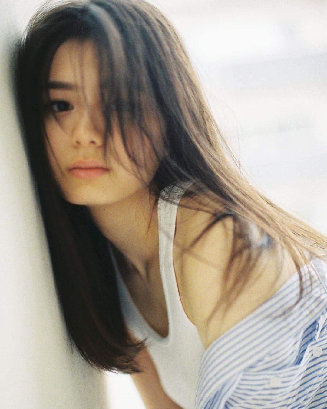 花盛友里のインスタグラム：「紺野彩夏ちゃん、18歳。 ほんっとかわいかった。 透明感と色気がこれだけ混在してるのってほんと奇跡！ . Shooting for @seventeenjp_mag  Hair and makeup @tomoe___nakayama  Styling @ainomasaki」