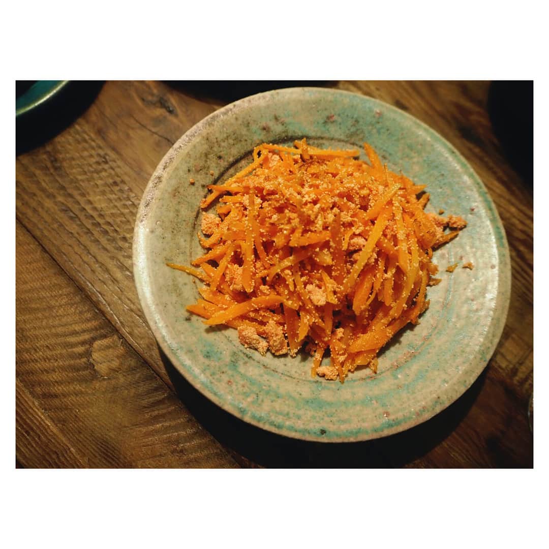 高山都さんのインスタグラム写真 - (高山都Instagram)「2018年ホームパーティーはじめ。 みんなが来てくれて嬉しかった。 長く古く知ってたけど、お家に招くのは初めてのメンバーでした。 久しぶりの日本だし…てことで、ちょっと家庭料理的なメニューに。 こっくり豚バラ大根  トマト麻婆豆腐 (大大大好評でした) #みやれしぴ で紹介もしました。ぜひ。 海老と海苔とチーズの春巻き  マッシュルームフライ  紫キャベツとカリカリベーコンのサラダ 鯖と大葉のポテトサラダ  イチゴとトマトとカッテージチーズ、クレソンのサラダ  レンコンの洋風きんぴら 紫白菜とツナと韓国海苔のサラダ にんじん明太 赤大根の柚子マリネ まさや、ロバート、あきちゃん、来てくれてありがとう。楽しかったねー！！ 今年もマイペースにおうちごはん、パーティーやっていけたらいいな。  って、今夜も…宴🤭 #みやれゴハン #おうちごはん #ホームパーティー #宴 #宴飯 #家飲み #くらし #ごはんの記録 #うつわ #うつわ好き」1月19日 9時00分 - miyare38