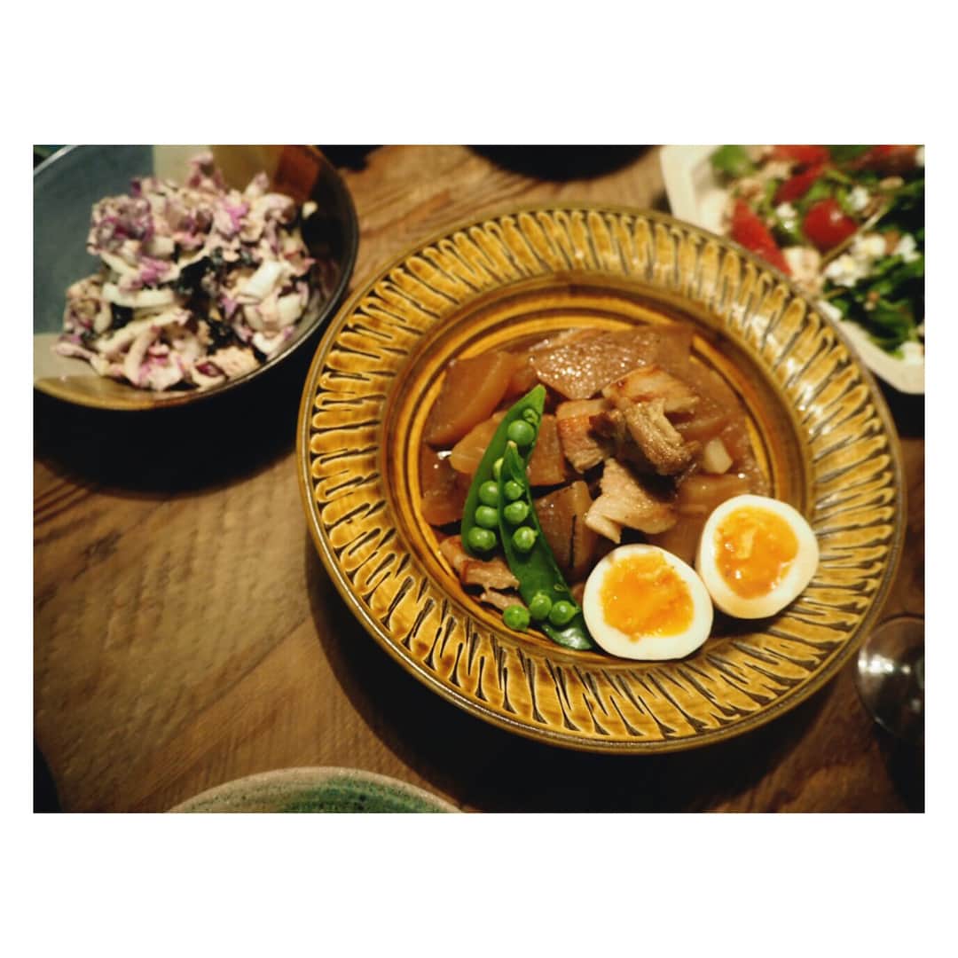 高山都さんのインスタグラム写真 - (高山都Instagram)「2018年ホームパーティーはじめ。 みんなが来てくれて嬉しかった。 長く古く知ってたけど、お家に招くのは初めてのメンバーでした。 久しぶりの日本だし…てことで、ちょっと家庭料理的なメニューに。 こっくり豚バラ大根  トマト麻婆豆腐 (大大大好評でした) #みやれしぴ で紹介もしました。ぜひ。 海老と海苔とチーズの春巻き  マッシュルームフライ  紫キャベツとカリカリベーコンのサラダ 鯖と大葉のポテトサラダ  イチゴとトマトとカッテージチーズ、クレソンのサラダ  レンコンの洋風きんぴら 紫白菜とツナと韓国海苔のサラダ にんじん明太 赤大根の柚子マリネ まさや、ロバート、あきちゃん、来てくれてありがとう。楽しかったねー！！ 今年もマイペースにおうちごはん、パーティーやっていけたらいいな。  って、今夜も…宴🤭 #みやれゴハン #おうちごはん #ホームパーティー #宴 #宴飯 #家飲み #くらし #ごはんの記録 #うつわ #うつわ好き」1月19日 9時00分 - miyare38
