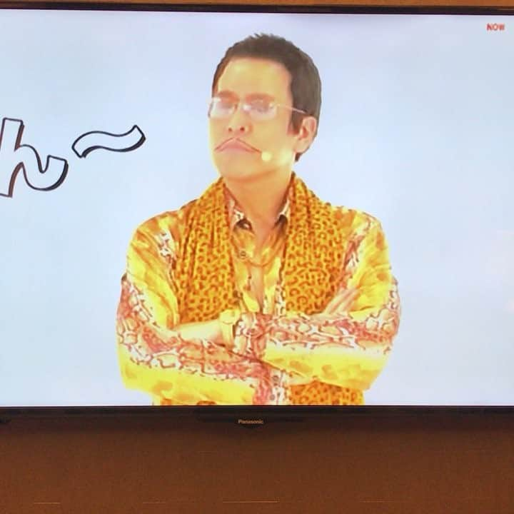 古坂大魔王のインスタグラム：「一文字日本語！インドネシアのテレビで流れた！！ #ppap  #pikotaro」