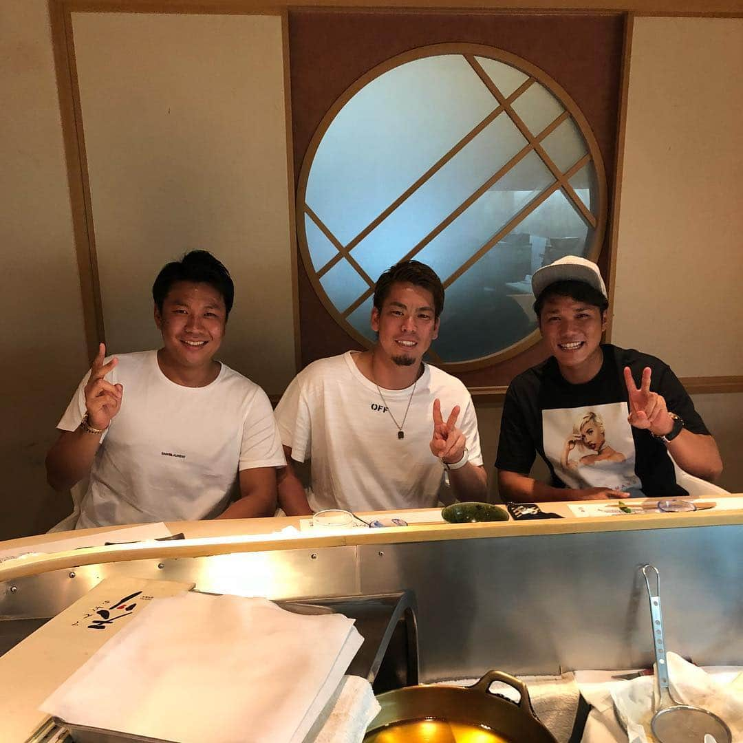 大野雄大さんのインスタグラム写真 - (大野雄大Instagram)「那覇で、たまたま3人会いました😋 #前田健太 #坂本勇人 #大野雄大」1月19日 10時13分 - yudai_ohno