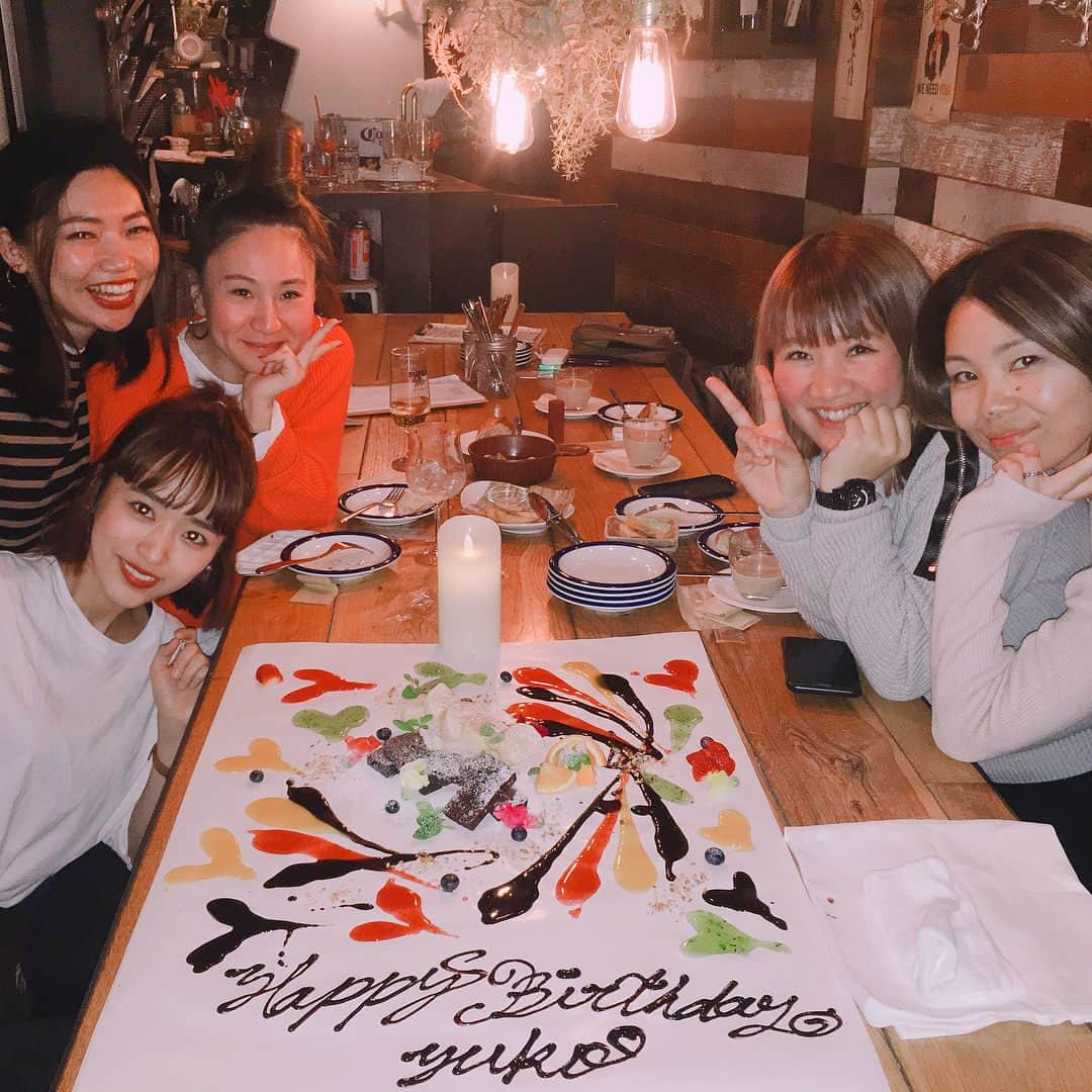 近藤千尋さんのインスタグラム写真 - (近藤千尋Instagram)「みんな大好きとっしーの お誕生日会を🎂💓 4時間で3軒ハシゴという タイトなスケジュール🕐笑❤️ 大切な仲間とお祝いできて幸せ🤤 テーブルアート素敵だった💗  久しぶりの1人行動、 ひーぼぉくんに感謝☺️🙏✨」1月19日 11時57分 - chipichan.1215