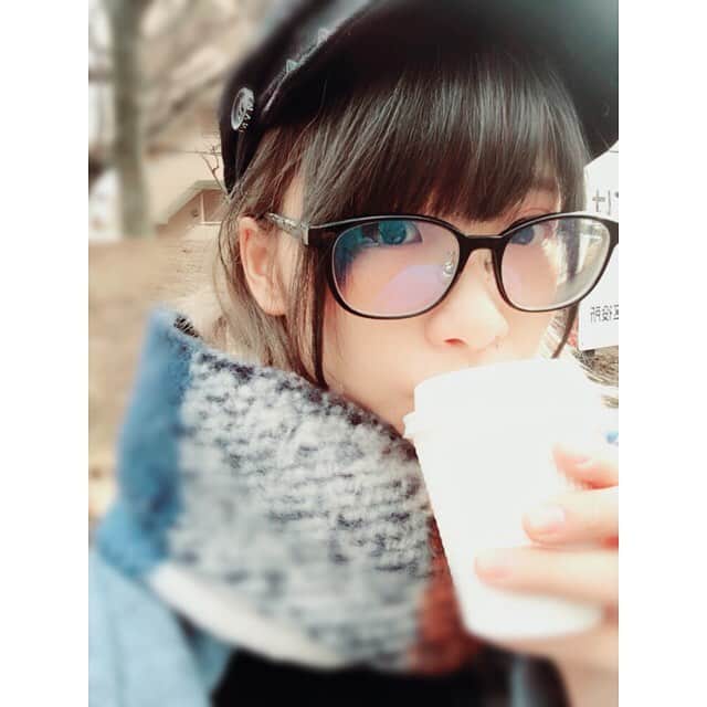 朝日奈丸佳さんのインスタグラム写真 - (朝日奈丸佳Instagram)「コーヒーショップを見つけたので、買って公園で飲んでた。少し寒さが和らいだかな？そうでもない？  今日はメガネday！ 最近新調したやつ。ディズニーコラボやよ。」1月19日 11時59分 - madoka_maru_hina