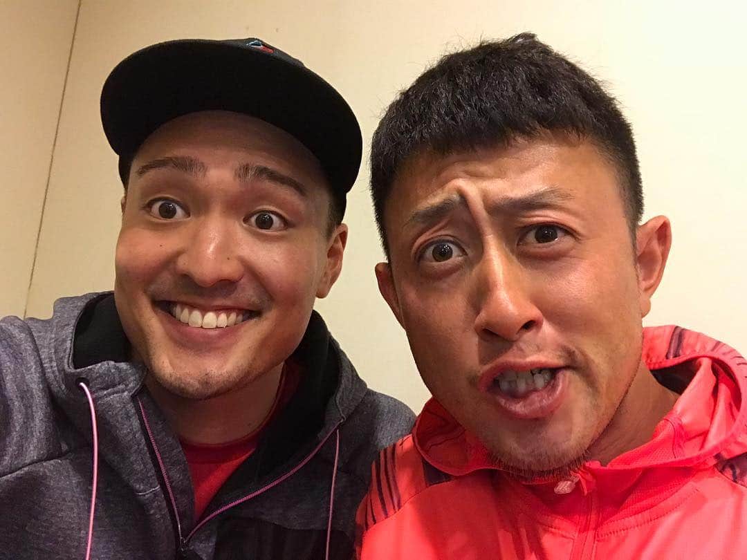 秋山拓巳のインスタグラム：「#今成亮太#秋山拓巳#あの色白のなりさんが#黒い#それ伝えたかったけど#俺も黒い#京都でやってるのに#でもぶっちゃけなりさんの黒さより#前髪の可愛さに目がいっちゃう説 #キャンプまで残りわずかになりましたね#頑張ろー」