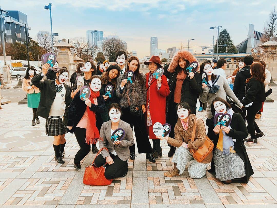 Gabrielaさんのインスタグラム写真 - (GabrielaInstagram)「今日友達と原宿でブラブラしてたら、 白塗りした人達が京都市のPRしてたよ😊 面白い！ 京都行きたいなぁ...💕 • • I found these people with the white face in Harajuku😊 they are promoting the culture of Kyoto✨😀 • • Hoje estava andando em Harajuku e esse pessoal estava divulgando a cultura de Kyoto😊💕 • • #kyoto #japan #pr #harajuku #cultura #平成KIZOKU #平成KIZOKU2 #原宿 #友達 #京都市 #神宮橋 #学祭 #2月3日から3月11日まで京まなびというイベントがあるって #mua」1月19日 17時50分 - rkgabriela