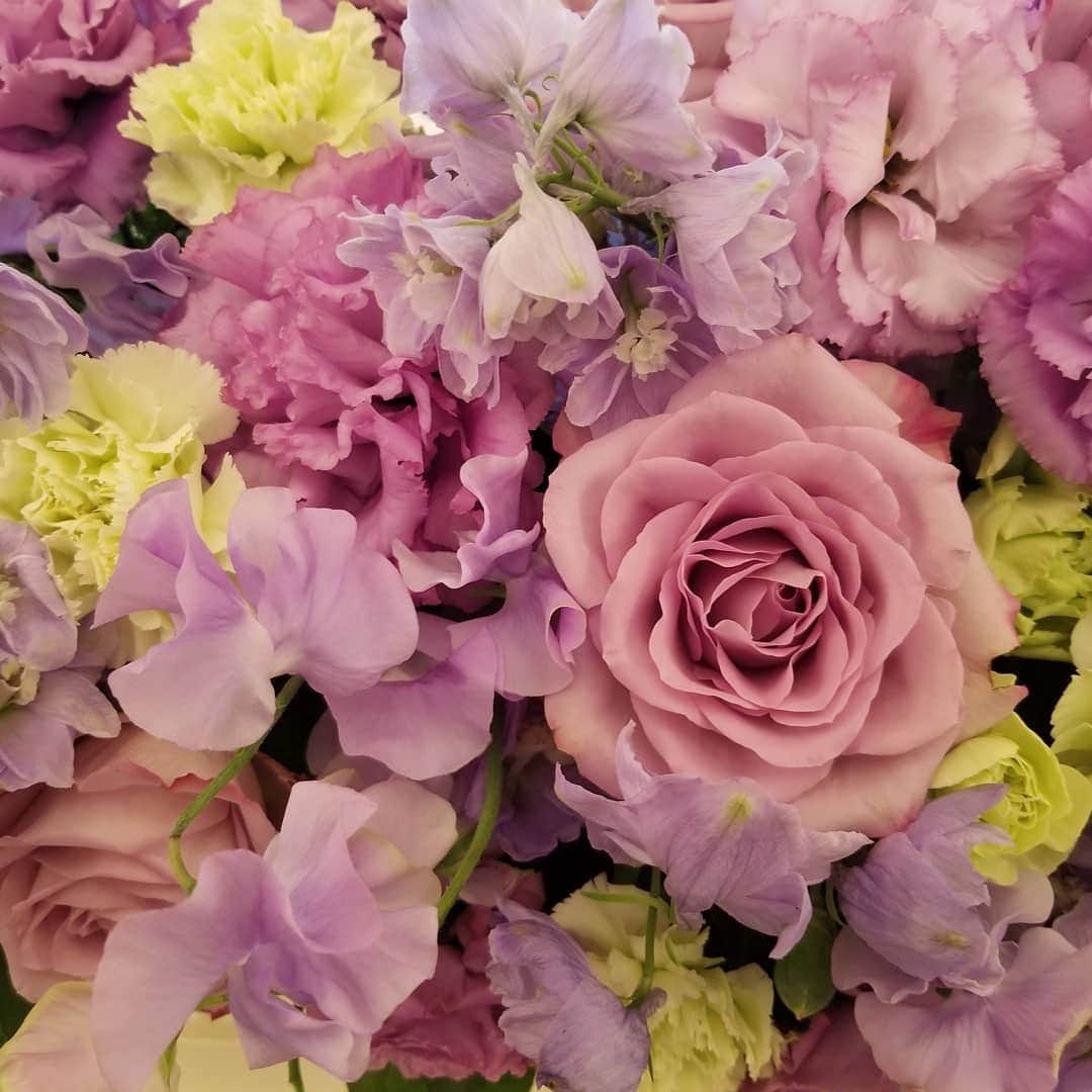 ホテルモントレ大阪 ブライダルサロンさんのインスタグラム写真 - (ホテルモントレ大阪 ブライダルサロンInstagram)「ラベンダーとグリーン系の装花。花の種類は限られますが、きれいにまとまりました！#モントレ大阪#梅田#結婚式#プレ花嫁#大阪#ウェディング#アンティーク#ホテル#モントレ#wedding#バラ#トルコキキョウ#スイートピー#デルフィニウム#ラベンダー#パープル#グリーン#高貴な#大人かわいい#高砂」1月19日 12時28分 - monterey_osaka