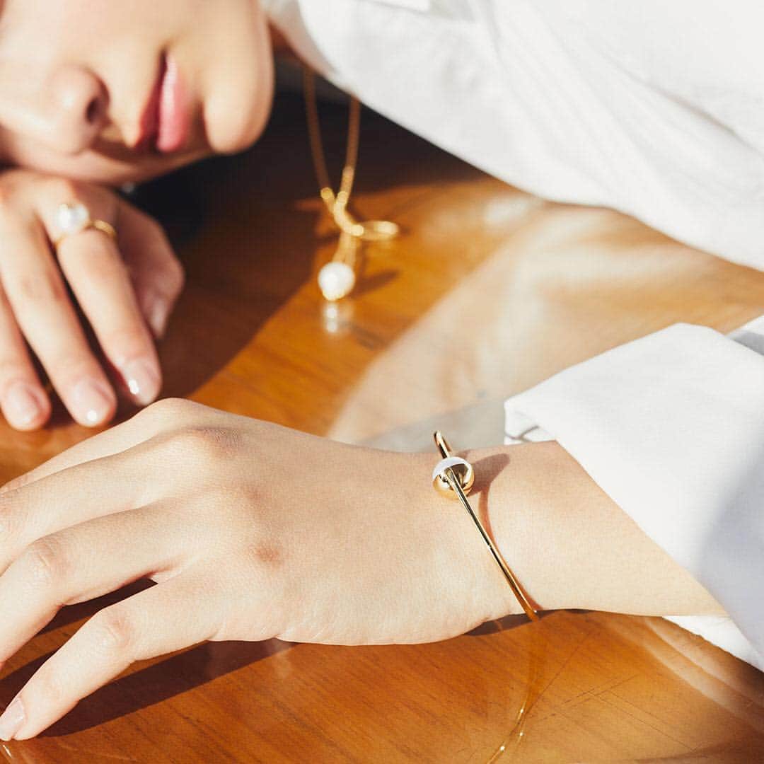のインスタグラム：「Your new story starts here with TASAKI. #TASAKI #MGTASAKI #MelanieGeorgacopoulos #KNOT #ARLEQUIN #Bangle #Pearl」