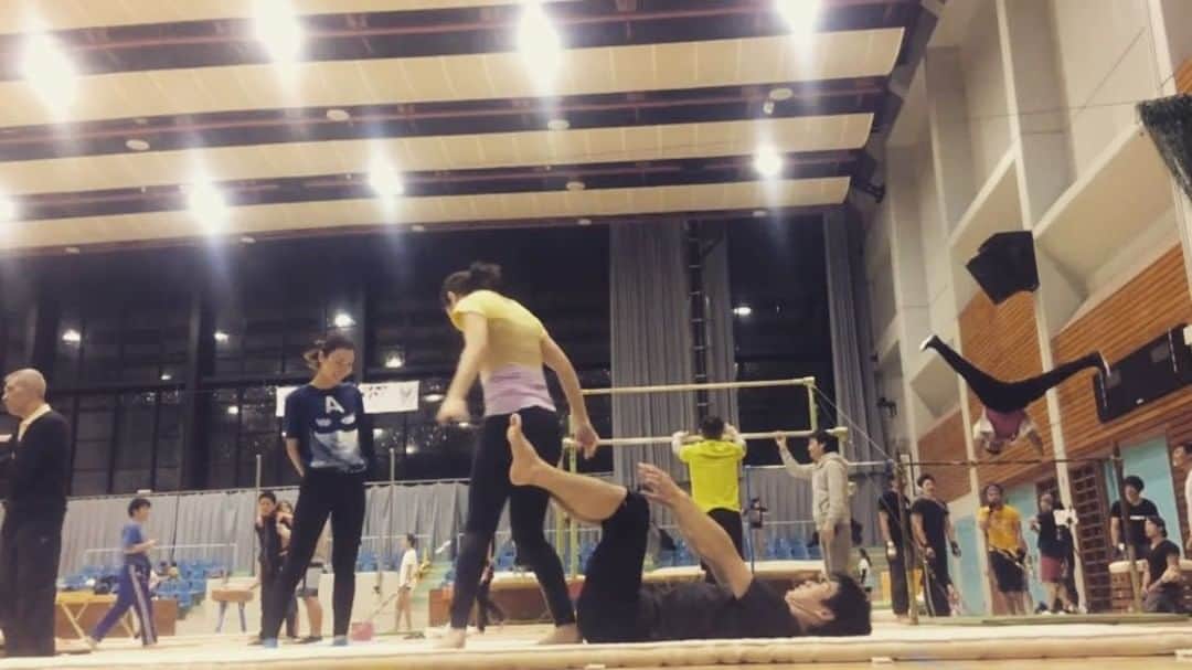 ありさ・あげまんクリエイターのインスタグラム：「入り方の練習。 前からと後ろから。 ・ #acroyoga #アクロヨガ #モデル #パフォーマー #美容 #photograph #ファインダー越しの私の世界 #soccer #ヘアスタイル #athlete #football #ワークアウト #ヨガ #ヘルシー #女子力up #ヨガインストラクター #yogainstructor #yoga #happy #筋トレ #トレーニング #体幹トレーニング #有酸素運動 #おしゃれさんと繋がりたい #workout #actress #生肌メイク #メイクアップアーティスト #セラピスト #写真好きな人と繋がりたい」