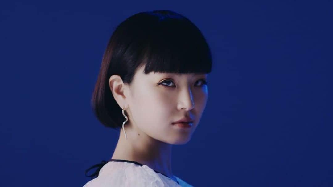 Young Juvenile Youthのインスタグラム：「私の感度💡自分の感度を大切に。 音の感度も高め。Music by JEMAPUR @soaoaig  #資生堂 #SHISEIDO #エッセンシャルイネルジャ  #肌感度 #WWD #youngjuvenileyouth」