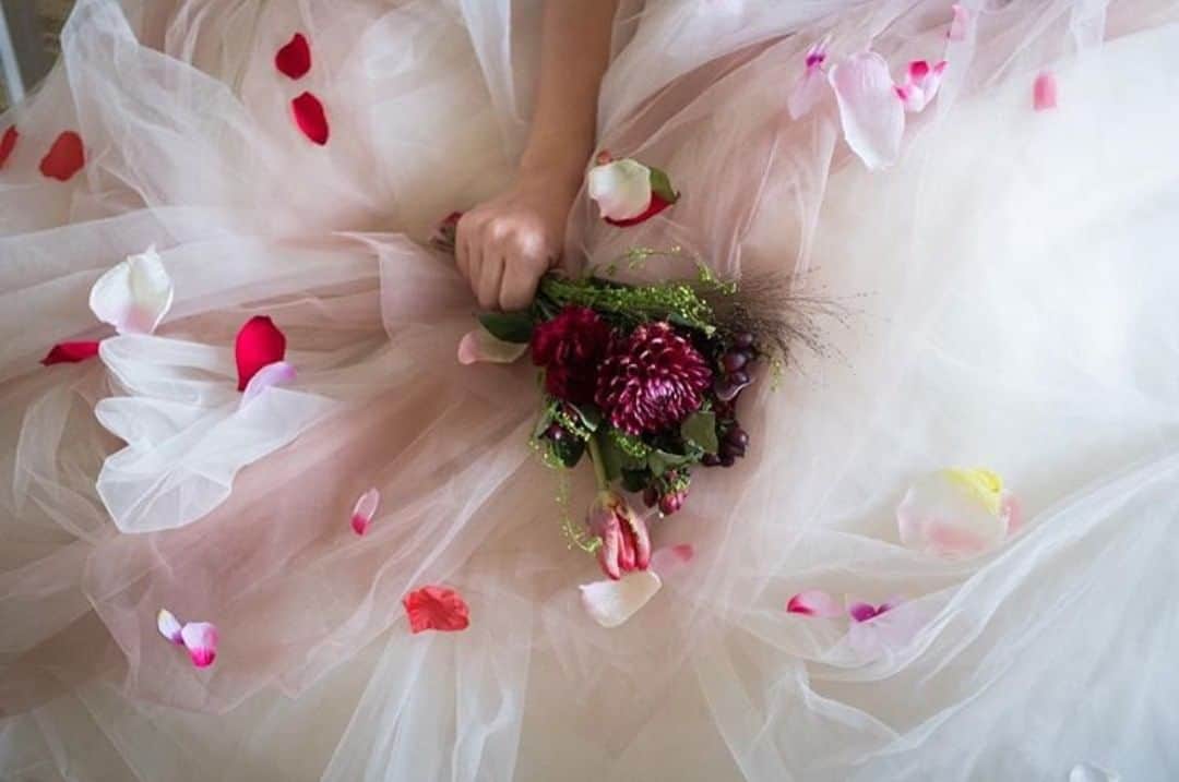 オシャレウェディング紹介アカウントさんのインスタグラム写真 - (オシャレウェディング紹介アカウントInstagram)「ピンクのウェディングドレスとブーケの組み合わせがとっても可愛い！♡ 花びらを散らして、さらに華やかに…♡ . 素敵な写真をありがとうございます♡ Photo by @maki159753 . 【#idoレポ】とつけて結婚式関連のお写真をpostして頂きますと、こちらのアカウントでご紹介させて頂く場合があります💕🙇 たくさんの投稿をお待ちしております💓 . ----------------------------------- @maki159753 . 誕生日プレゼントとしてbrides pattyで知り合ったbridesから恵比寿のSORCERYDRESSINGの花束をもらいました❣️ それを沖縄に持って行って撮影してもらいました💐 素敵な花束だったので、今後ブーケをつくる機会がSORCERYDRESSINGさんに頼みたいな〜 今まで知らなかったけどサマンサタバサの撮影でも使われるオシャレなお花屋さんです！ . 💐flower💐 #SORCERYDRESSING #ソーセリードレッシング . 📷Photo📷 @photostudioouchi 👗dress👗 #whitebyverawang ----------------------------------- #結婚式演出 #写真指示書 #ナチュラルウェディング #ヴェラウォン  #ウェディング前撮り #結婚式写真 #結婚式準備 #日本中のプレ花嫁さんと繋がりたい #ラスティックウェディング #結婚式 #プレ花嫁 #結婚準備 #披露宴 #卒花 #卒花嫁 #ウェディングフォト #weddingdress #結婚式写真 #ウェディングドレス #花嫁ヘアアレンジ #ウェディングヘア #結婚式ヘアアレンジ #結婚式ヘアメイク #ウェディングレポ #花嫁ヘアメイク #花嫁ヘア #結婚式レポ #idoレポ」1月19日 18時08分 - i_do_wedding__