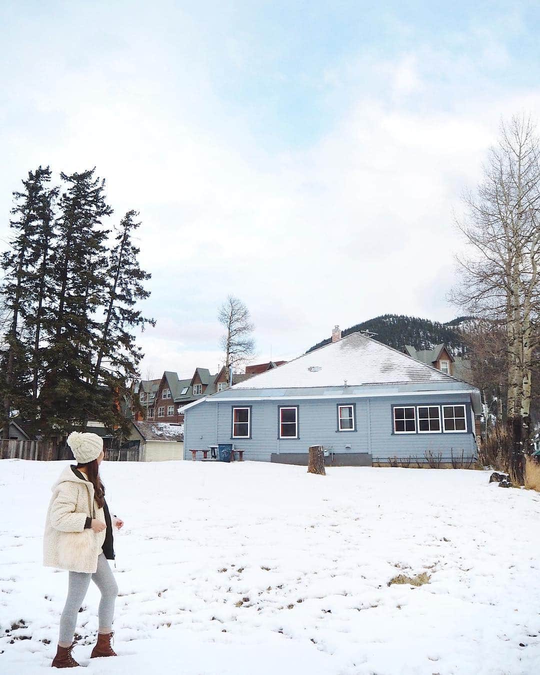 アネッサさんのインスタグラム写真 - (アネッサInstagram)「✨アネッサと美肌の旅 in カナダ🇨🇦✨ バンフは観光地として人気ですが、住んでいる人もたくさん。中心部からちょっと数本道を入ったら、可愛いお家がたくさんあります🏘。どこのお家も映画に出て来そうな可愛いお家ばかり🏠😆💙 . . . #アネッサと美肌の旅 #カナダ #バンフ #canada #banff #雪山 #snow #アクティブ女子 #カメラ女子 #トリップ #トラベル #旅行 #海外旅行 #女子旅 #旅 #girlstrip #trip #travel #travelgram #写真好きな人と繋がりたい #旅行好きな人と繋がりたい #genic_sun #genic_mag #anessa #アネッサ #日焼け止め #日焼け止め必須 #紫外線対策」1月19日 18時06分 - anessa_official_shiseido