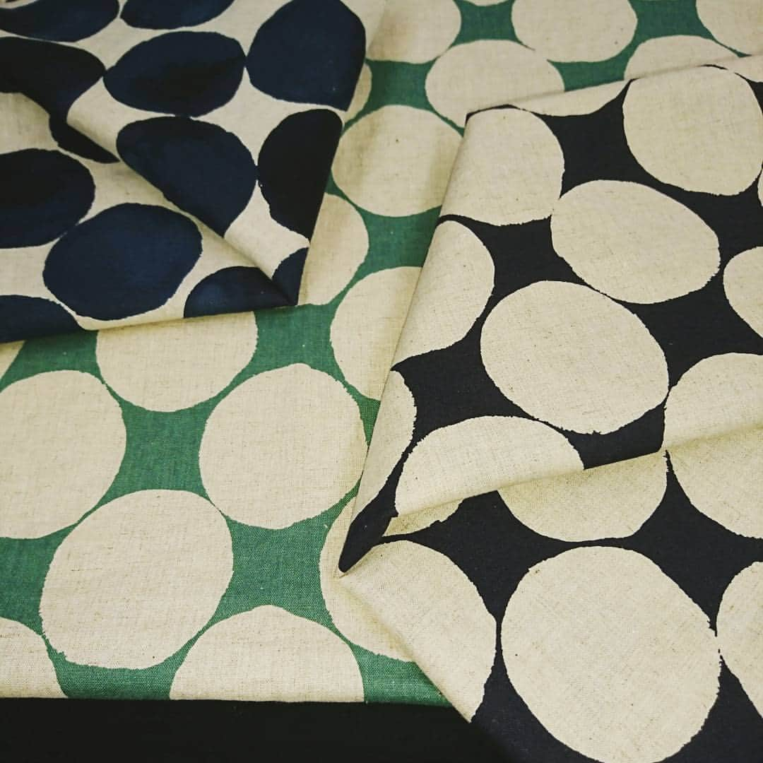 KOKKAのインスタグラム：「Cotton & Linen Mixed Canvas, hand drawn style large dots printed.  NF-60600-602  6 colorways  #kokka  #fashion  #textile  #fabric  #japanesefabric  #kokkafabric  #dots  #cotton  #linen  #apparelfabric  #cool  #kawaii  #instagood  #like4like  #handmade  #sewing  #quilt  #コッカ  #ファッション  #テキスタイル  #生地  #ドット  #カジュアル  #綿麻  #アパレル  #メンズ  #レディース  #手作り  #ハンドメイド  #キルト」