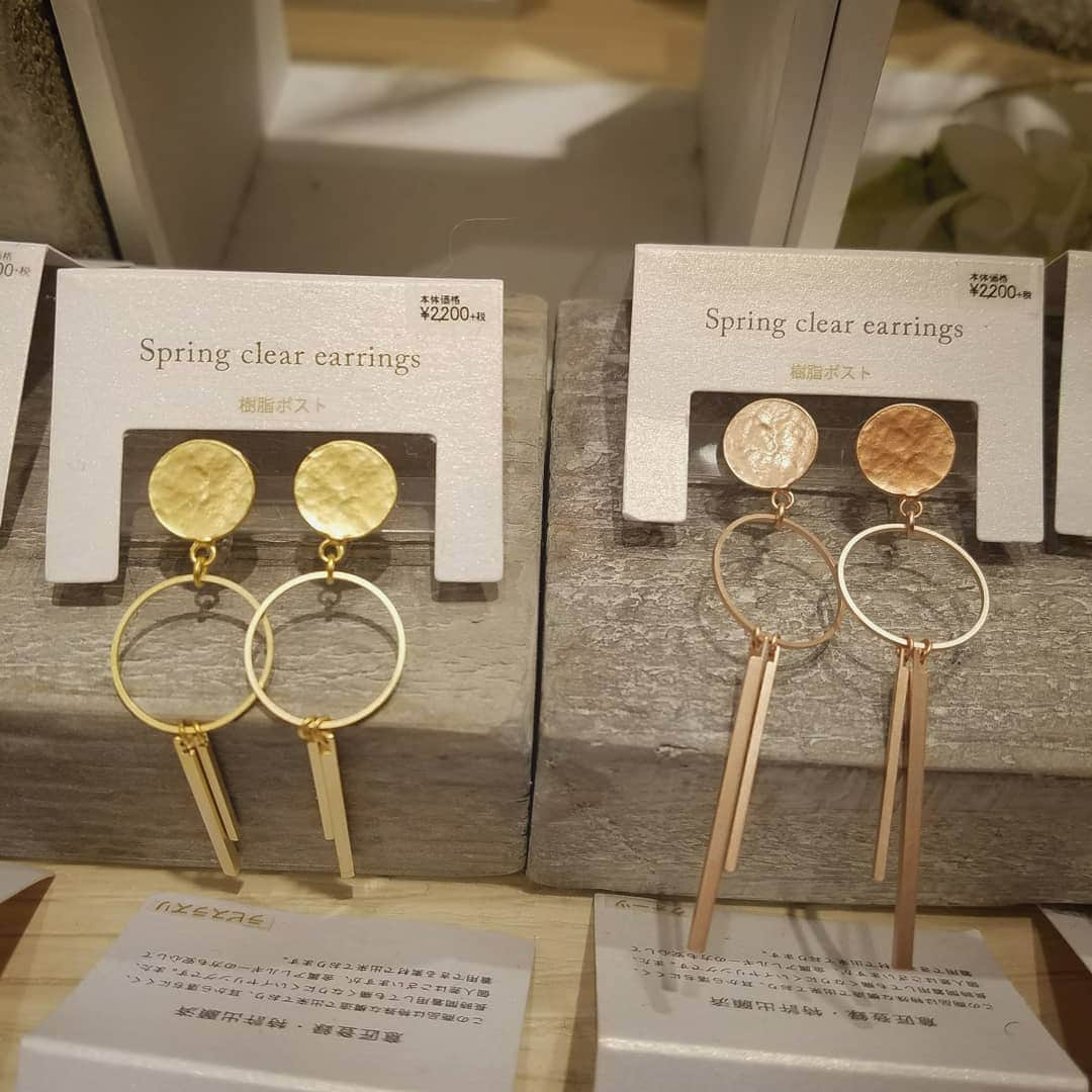 ペリエ千葉さんのインスタグラム写真 - (ペリエ千葉Instagram)「【本館4F/Garland of Dew】 Spring clear earing 冬から春にかけて使える、目を引くデザインが美しいイヤリングです。 ----------/---------/----------/-----------/----------/--------- ・イヤリング(1枚目) 　各￥2200+税 ・イヤリング(2枚目) 　各￥2000+税  痛くなりにくい人気の樹脂ポストタイプです❗  #ペリエ #ペリエ千葉 #garlandofdew #ガーランドオブデュウ #イヤリング #ノンホールピアス #樹脂ポスト #Spring #gold #copper #金色 #銅色」1月19日 19時16分 - perie_chiba