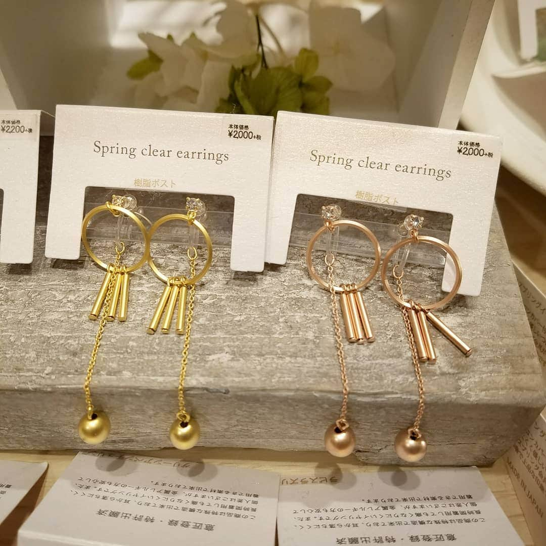 ペリエ千葉さんのインスタグラム写真 - (ペリエ千葉Instagram)「【本館4F/Garland of Dew】 Spring clear earing 冬から春にかけて使える、目を引くデザインが美しいイヤリングです。 ----------/---------/----------/-----------/----------/--------- ・イヤリング(1枚目) 　各￥2200+税 ・イヤリング(2枚目) 　各￥2000+税  痛くなりにくい人気の樹脂ポストタイプです❗  #ペリエ #ペリエ千葉 #garlandofdew #ガーランドオブデュウ #イヤリング #ノンホールピアス #樹脂ポスト #Spring #gold #copper #金色 #銅色」1月19日 19時16分 - perie_chiba