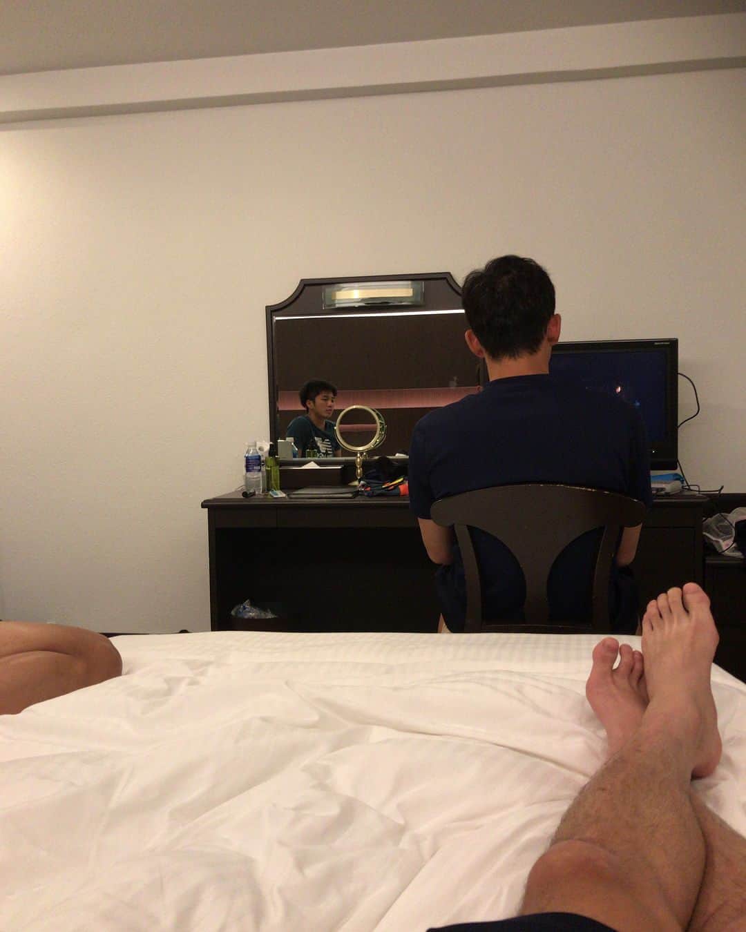 水野晃樹のインスタグラム：「珍しい来客^_^  夕飯食べながらミニスーパーファミンコンの話ししてたらやりたいと食いついてきた男！！ なかなか無いテンションの彼！！ さぁ、誰でしょう？（笑）  練習は大雨の中今日もしっかりやってきました⚽️ 唯一の休める時間は夜しかないので、この時間は楽しいです👍」