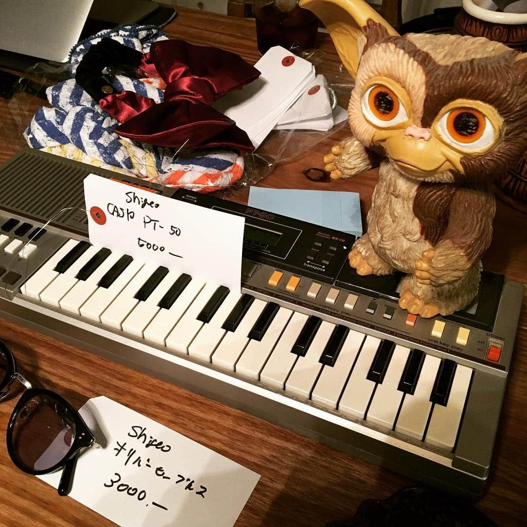 SHIGEOのインスタグラム：「グレムリン でギズモがテーマ曲を弾いたキーボードCASIO PT-50 ＊人形はnot for sale」