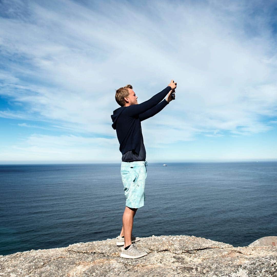 のインスタグラム：「Fact of the day: More people die every year from taking selfies than from shark attacks. Stay safe out there ✌️🦈❤」