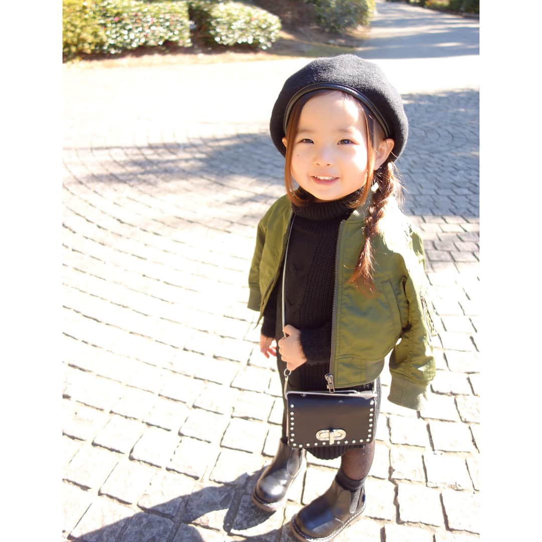 Saraさんのインスタグラム写真 - (SaraInstagram)「. . coordinate♡ . ベレー帽 #petitmain  MA-1 #bmingbybeams  ワンピース #petitmain  ブーツ #sesto  バッグ #stradivarius . . Black × khaki♡ . #wear #ootd #kids #kids_japan #kids_japan_ootd #kjp_ootd #ig_kids #ig_kidsphoto #ig_oyabakabu #kidsfashion #kidscode #kidsootd #kidswear  #smarby #mamagirl  #キッズコーデ #キッズファッション #インスタキッズ #女の子 #3歳 #3歳6ヶ月 ヶ月 #girl #ママリファッション #ブログ更新しました」1月19日 21時16分 - sarasara718