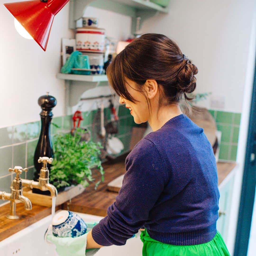 レイチェル・クーさんのインスタグラム写真 - (レイチェル・クーInstagram)「Washing up has never been as much fun than on a @khoollect photoshoot. See the behind pics w/ @onepoundmeals @doctors_kitchen. Link in bio. 📷 @messyla」1月19日 23時38分 - rachelkhooks