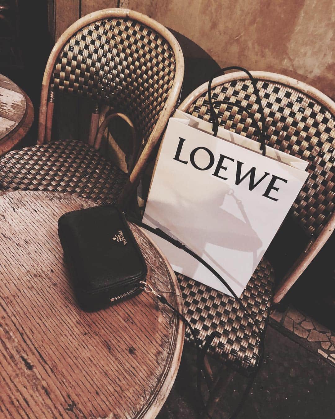 JUNNAのインスタグラム：「展示会回りの帰りにフラリと立ち寄った Galeries Lafayetteで❤️ ・ ・ ・ #junna✈️ #junna🎬 #junna👠#loewe #prada #pradabag #only#paris#France#mineby3mootd #trip#travel #etretokyo #カフェ#ファッション#トレンチコート #ロエベ#プラダ#コーヒー#ショコラ#ショコラショ #ショッピング#お買物 #出張#フランス#パリ#旅行#海外旅行#海外#旅」