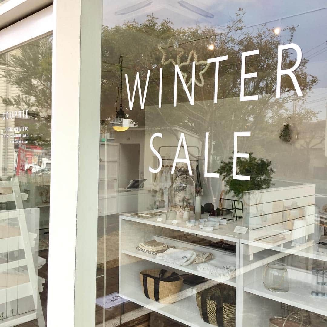 COUPRIOのインスタグラム：「クプリオは本日も5時までオープンしています。ただいまWinter Saleで冬物が最大50%OFFに♡そして、1月中は雑貨や定番アイテムも全て5%OFFとなります。みなさまのお越しをお待ちしております！ . . COUPRIO 鎌倉市小町1-15-5 Store Hours: 11:00〜17:00 定休日: 日、月、水 . ショップは、鎌倉駅方面より若宮大路を海に向かって、鎌倉野菜のレンバイをすぎ、ローソンの先にある白いお店です . . #鎌倉 #鎌倉散策 #鎌倉雑貨 #鎌倉さんぽ #クプリオ #北欧雑貨 #ていねいな暮らし  #couprio #ベビーギフト #贈り物 #リリエネネ #lilietnene」