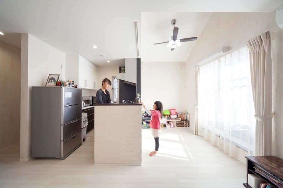 リバティホームのインスタグラム：「子供たちにとってはこの家が「実家」になるんですね。お母さんと背が並ぶころ、笑顔の素敵なお嬢さんなっていることでしょう。#実家 #北欧#等身大#インテリア#無垢材#ダイニング #家具#天井#造作家具#リビング#IKEA#自然素材の家#住宅#ホーム#ライフスタイル#新築#注文住宅#暮らし#廊下#デザイン#カフェ風#無垢#無垢床#lifestyle#モデルハウス#小岩#カッシーナ」