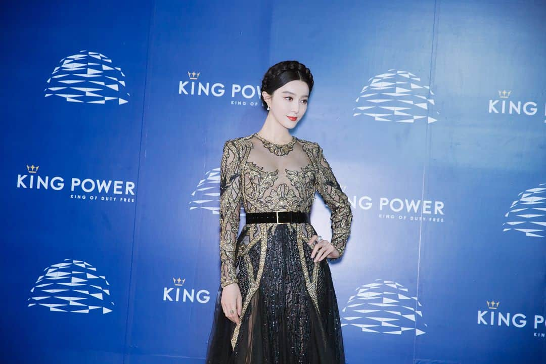 ファン・ビンビンさんのインスタグラム写真 - (ファン・ビンビンInstagram)「Explore Endless Journey at King Power Rangnam @kingpowerofficial  Dressed by: @eliesaabworld  Jewelry: @debeersofficial Styled by @minruir」1月20日 9時58分 - bingbing_fan