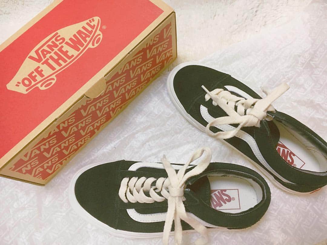 八木沙季のインスタグラム：「昨日ずっと欲しかったVANSの スニーカーを買いました☺💗 何と合わせようかな〜😋🎵 . #スニーカー  #vans」